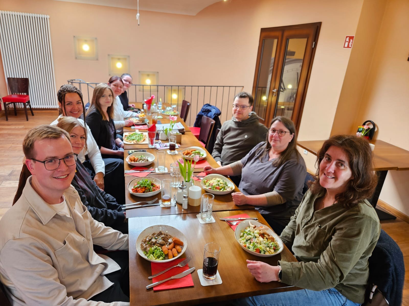 Mitglieder der komba Kreisgruppe Hameln bei der Mitgliederversammlung am 21. April 2026 im Grand Café täglich in Hameln