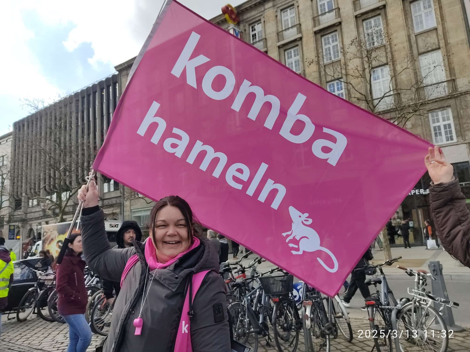 Mitglied der komba Kreisgruppe Hameln mit pinker komba-Hameln-Fahne beim Streik am 13. März 2025 in Hannover