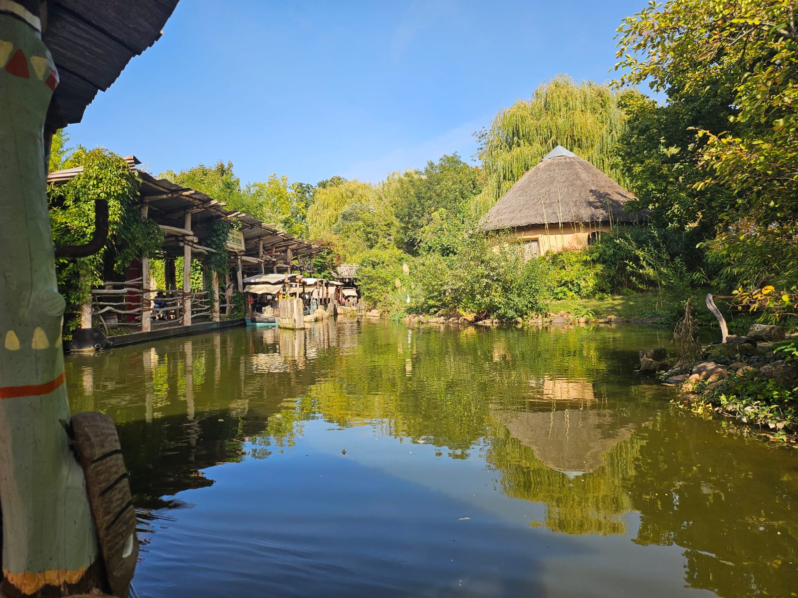 Bootsfahrt auf dem Sambesi im Erlebnis-Zoo Hannover mit Blick auf den Flusslauf und die afrikanische Tierwelt